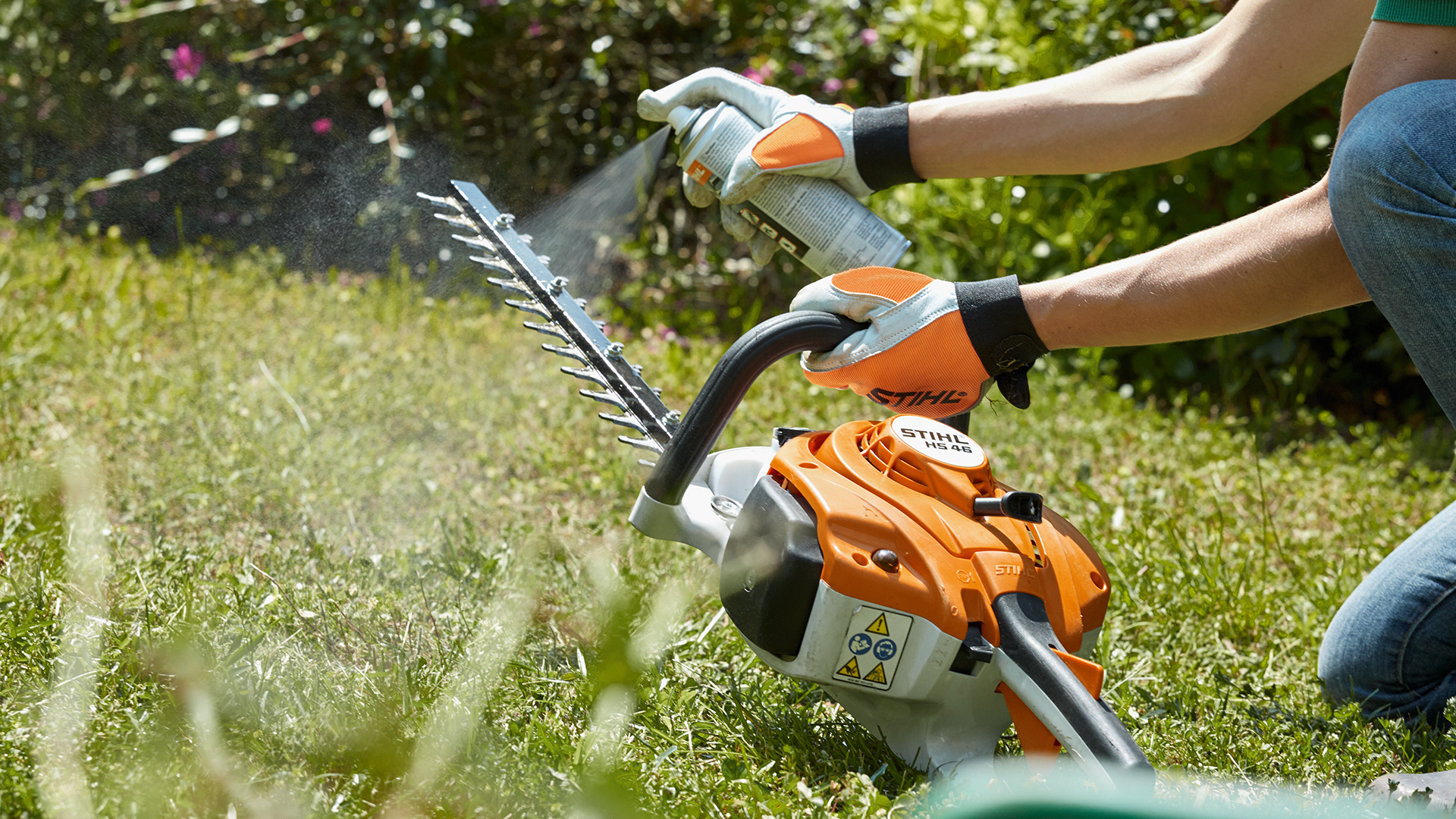 Limpeza de uma podadora de sebes a gasolina STIHL HS 46 com Superclean STIHL