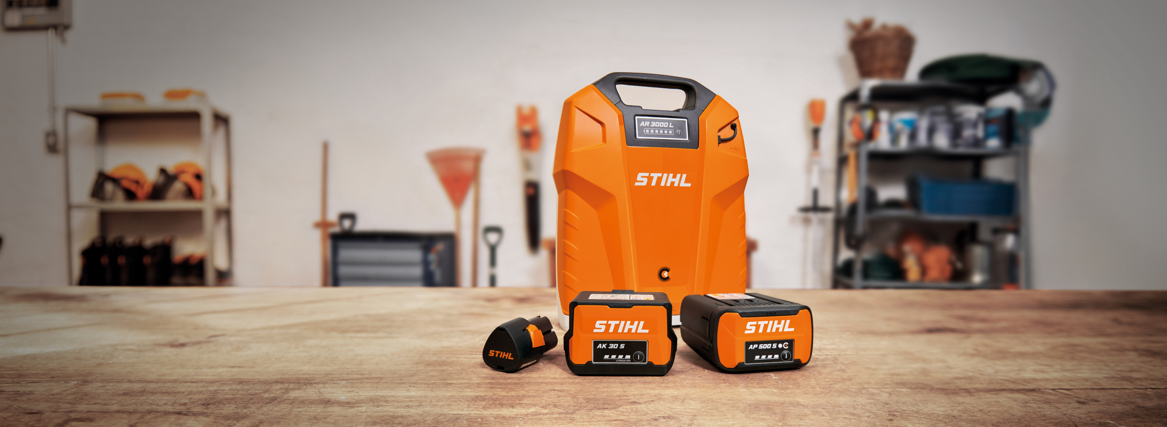 Os produtos do sistema AP da STIHL estão numa mesa numa garagem