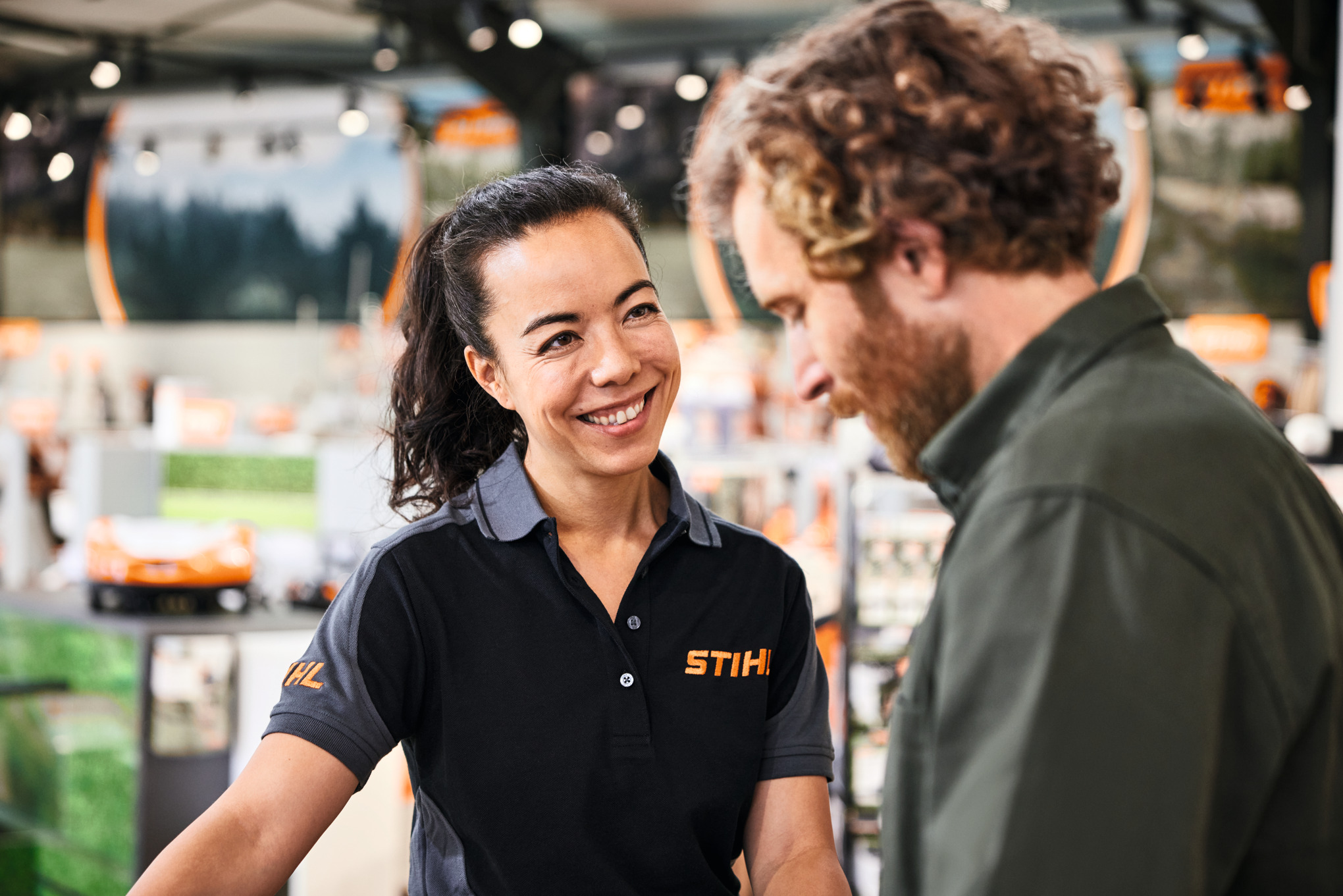 Uma colaboradora do concessionário especializado STIHL aconselha um cliente