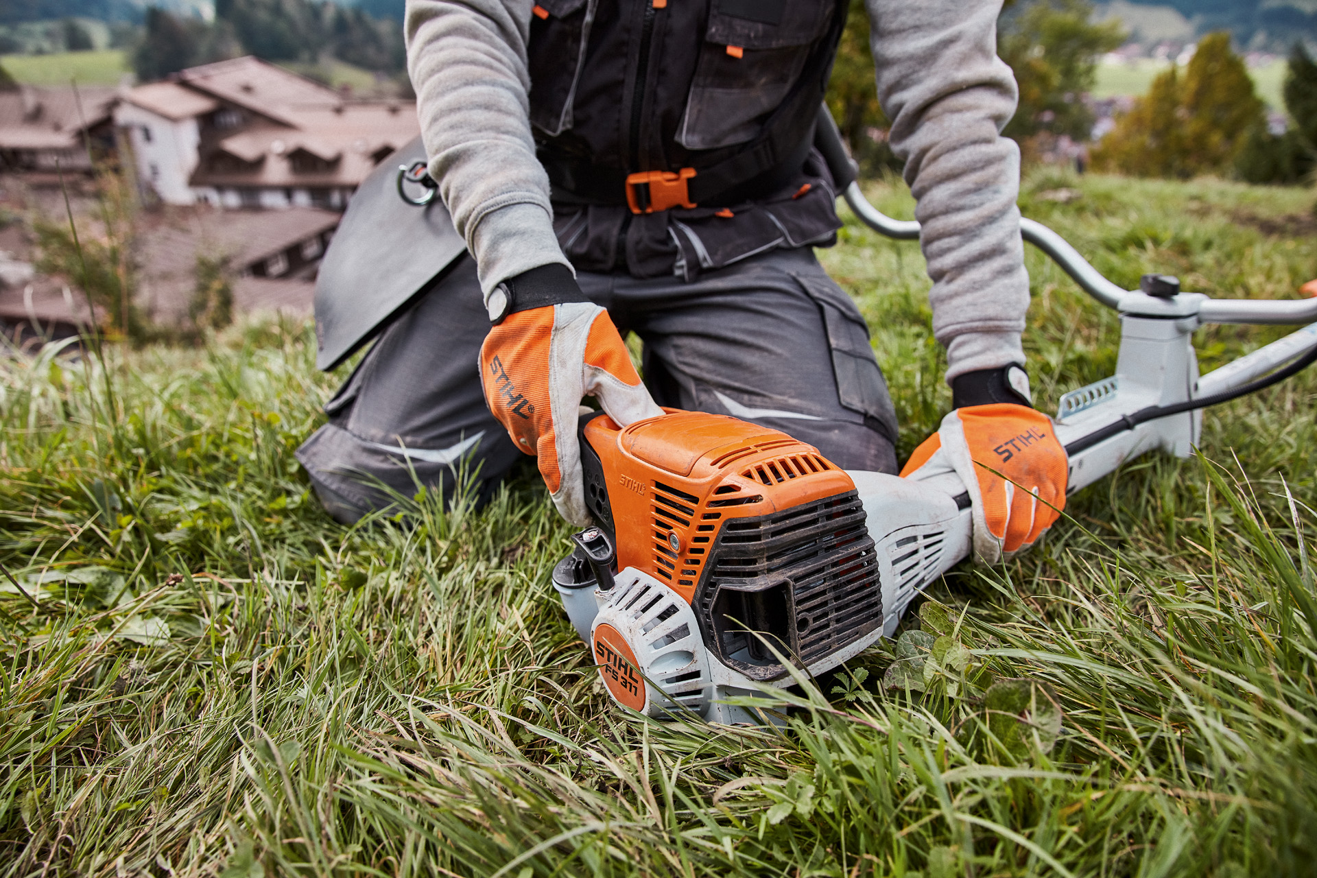 Uma roçadora com motor a gasolina STIHL  FS 311