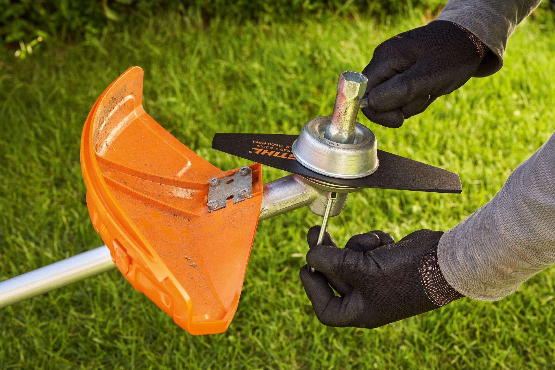 Como substituir uma ferramenta de corte da roçadeira? | STIHL