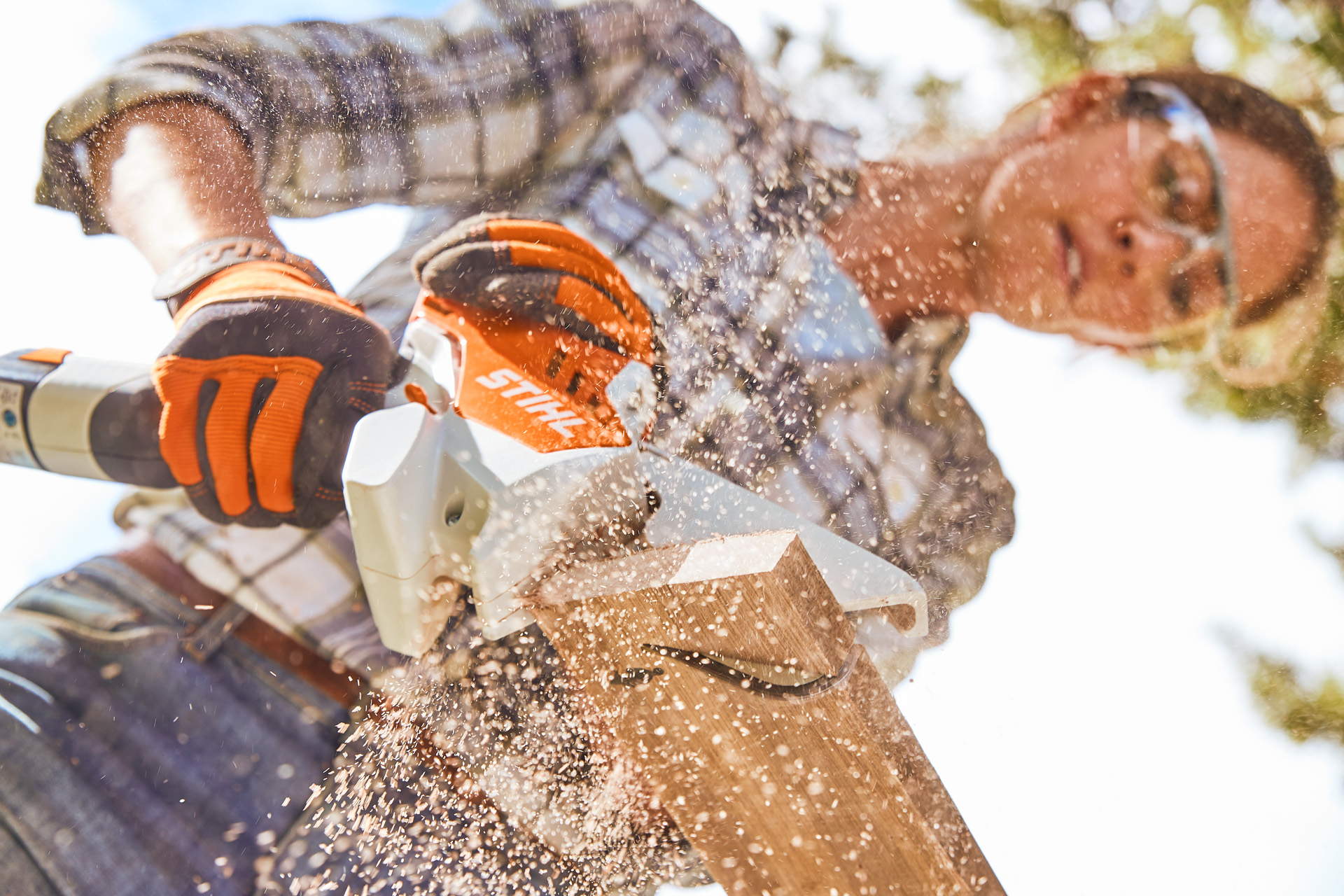 Uma mulher executa projetos em madeira com a minipodadora de corrente a bateria STIHL GTA 26