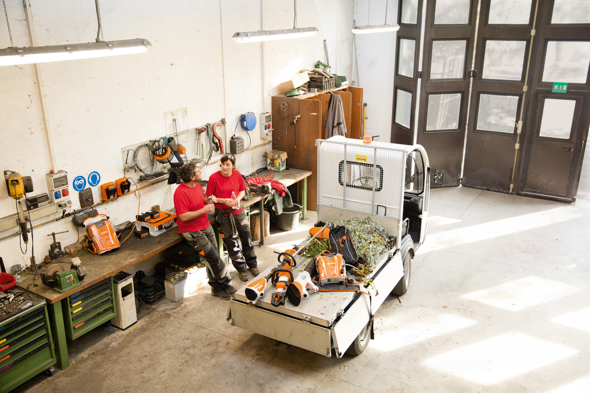 Produtos a bateria STIHL num veículo comercial ligeiro.