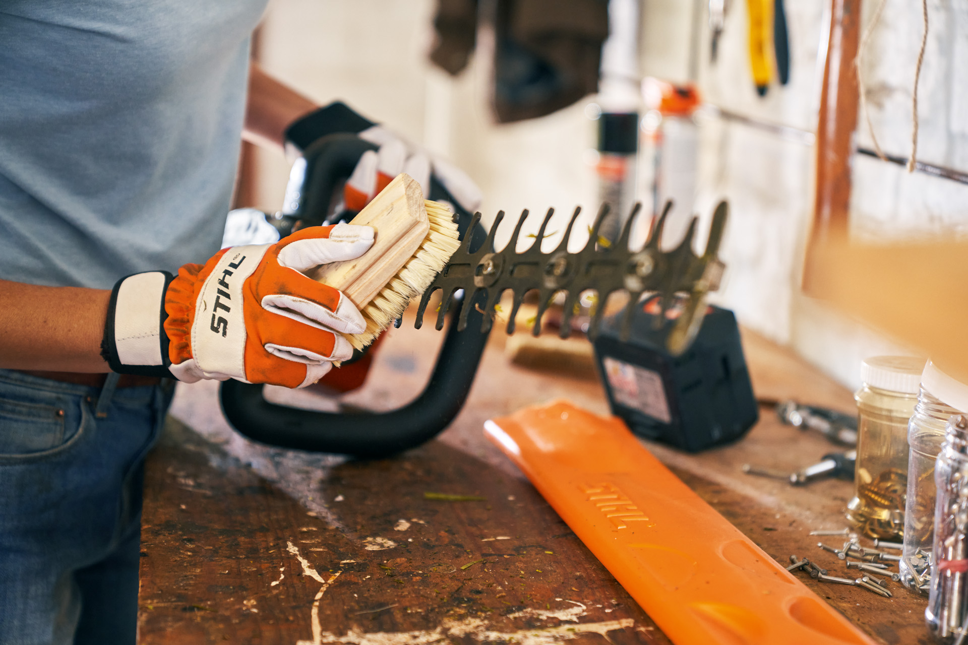 Manutenção da podadora: a podadora à bateria STIHL HSA&nbsp;56 é limpa com uma escova