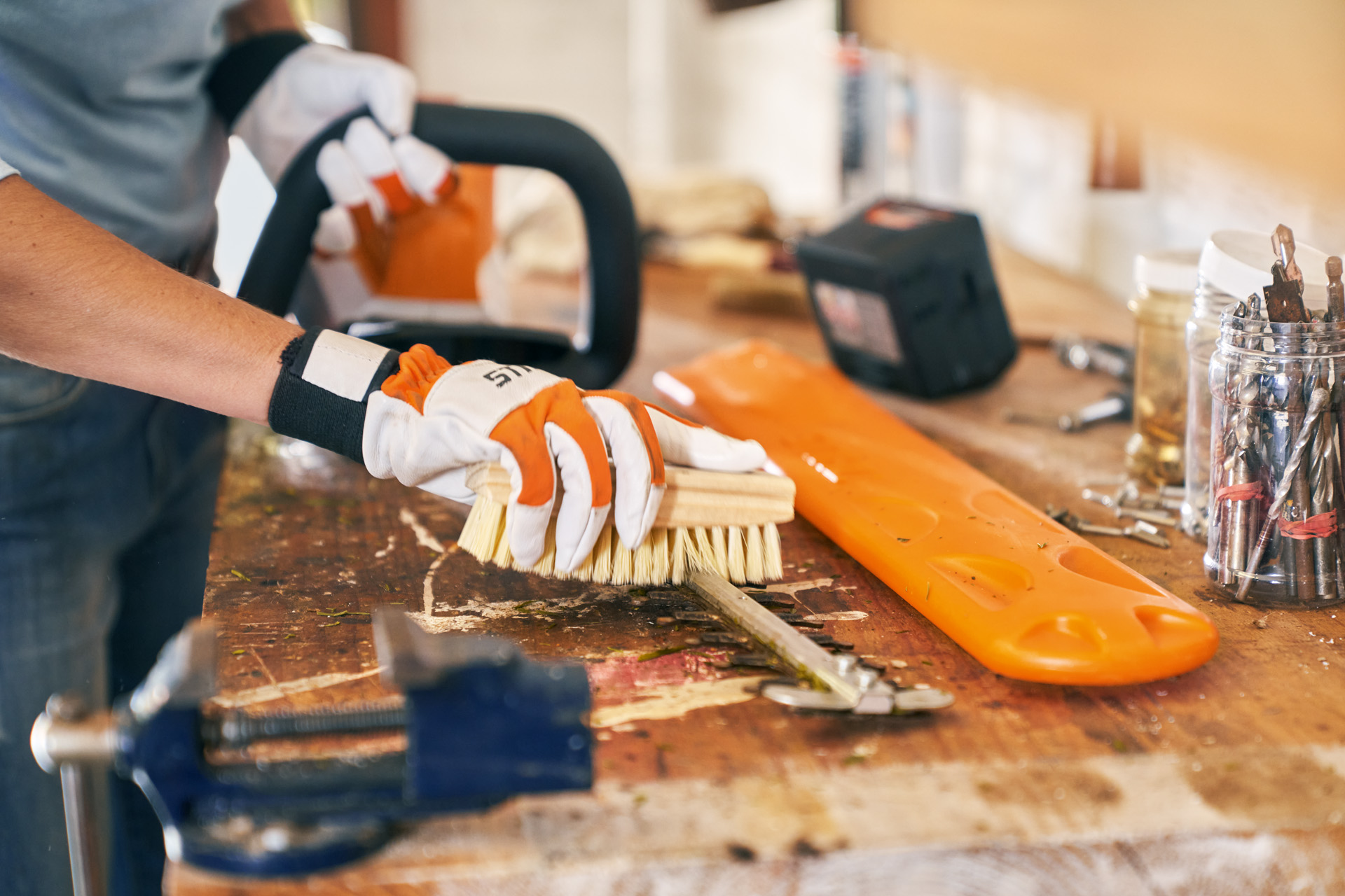 Cuidados das máquinas: a podadora a bateria STIHL HSA 56 é limpa com uma escova