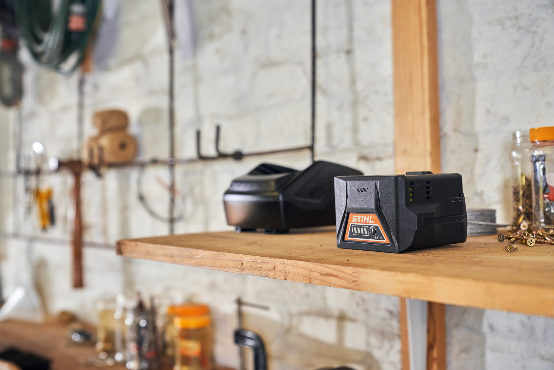 Duas baterias com tecnologia STIHL numa prateleira de uma oficina