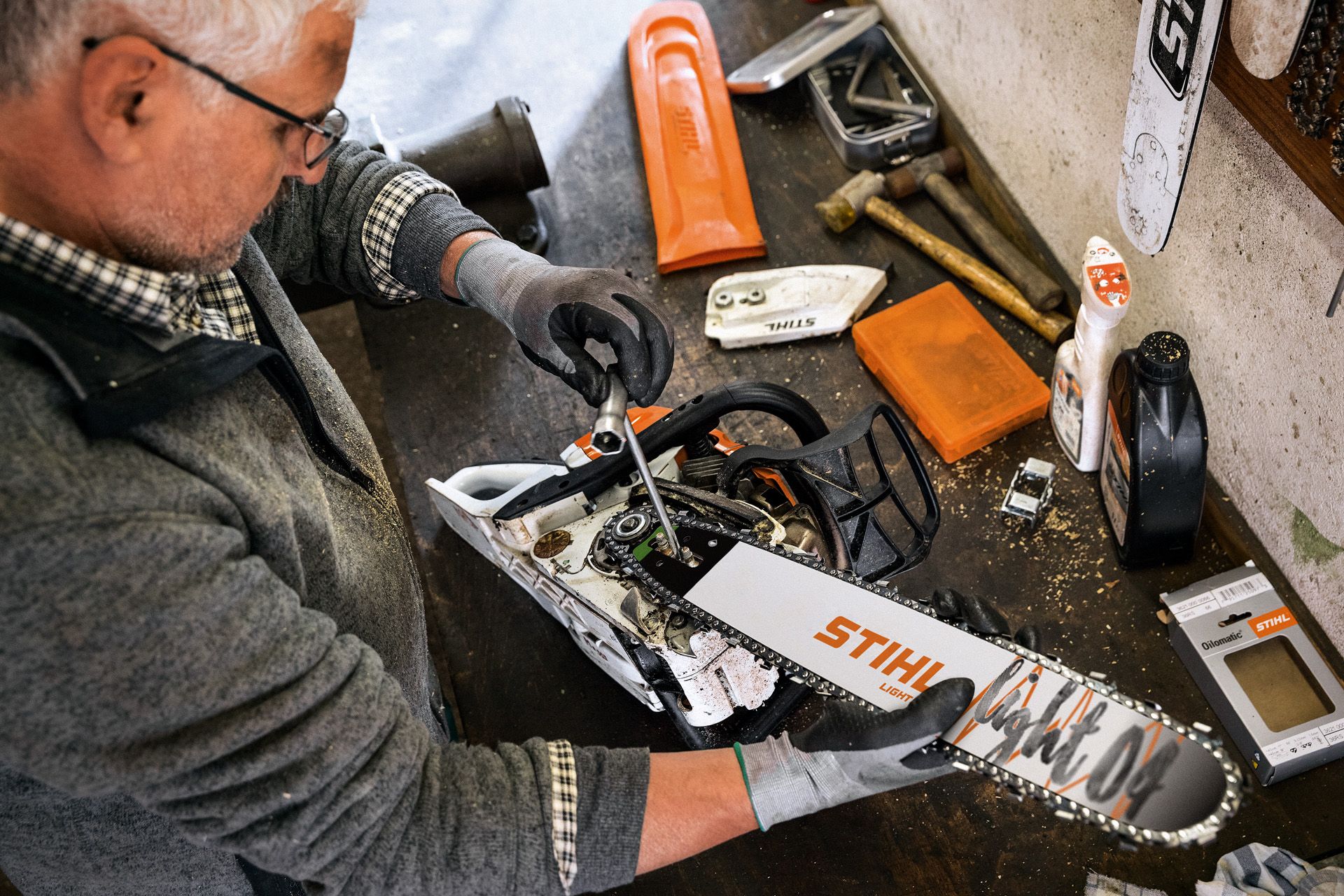 Ponto de venda STIHL a fazer a manutenção de motosserra com sabre STIHL Light 04 e corrente de corte Oilomatic