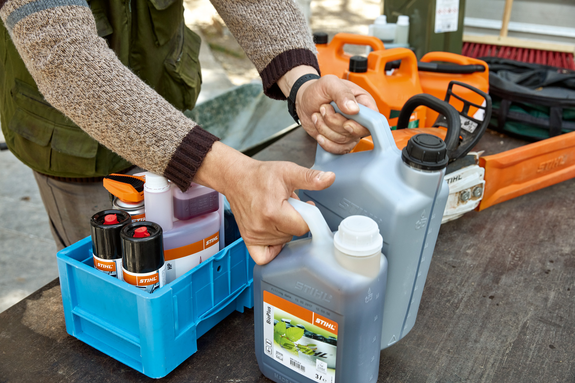 Os jerricans STIHL são preparados para o transporte.