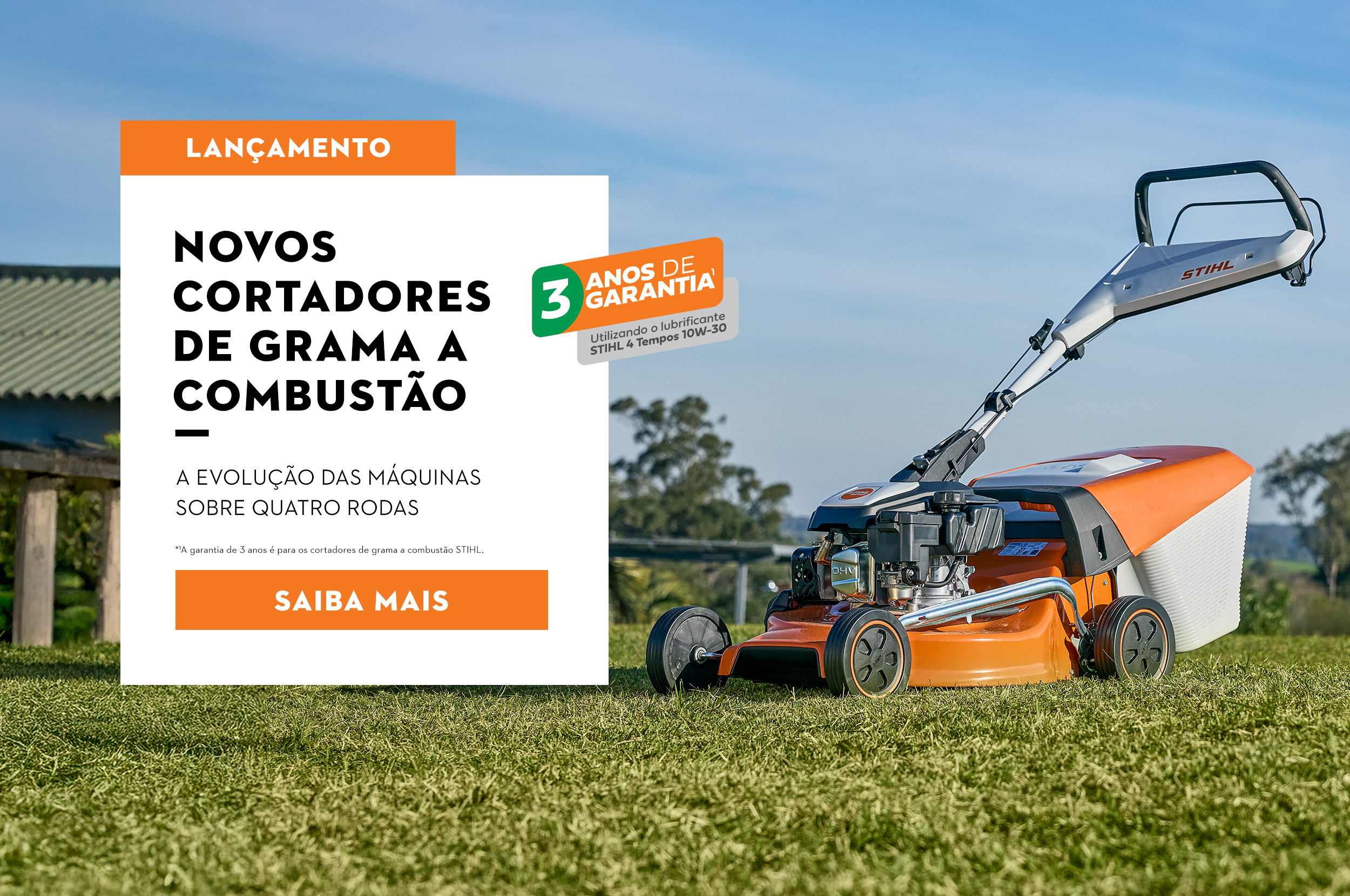 Cortador de grama STIHL em um jardim, texto diz "Novos cortadores de grama a combustão. A evolução das máquinas sobre quatro rodas. 3 anos de garantia utilizando o lubrificante STIHL 4 Tempos 10W-30. A garantia de 3 anos é para os cortadores de grama a combustão STIHL. "