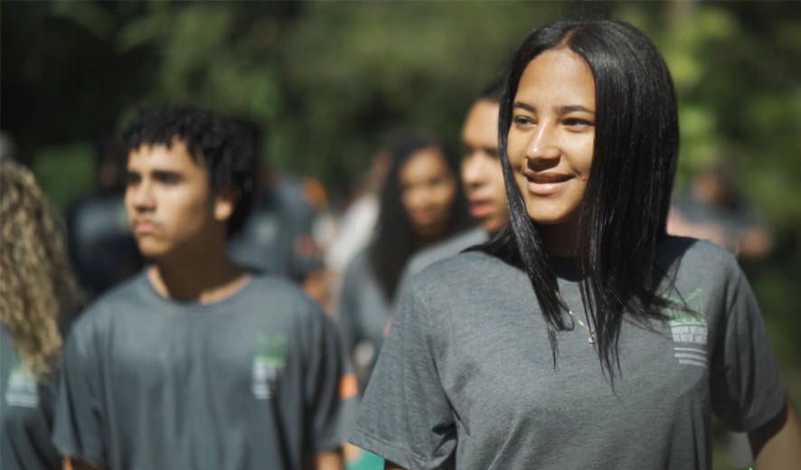 jovens sorrindo no jardim botanico