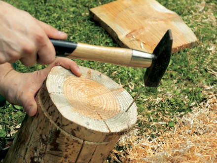 : Passo 5 de 6: Use o martelo e os pregos para fixar a base da casa.